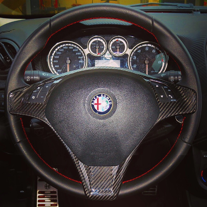 Alfa-Romeo-Giulietta-Steering-Wheel-With-Buttons Koshi Carbon Lenkradverkleidung